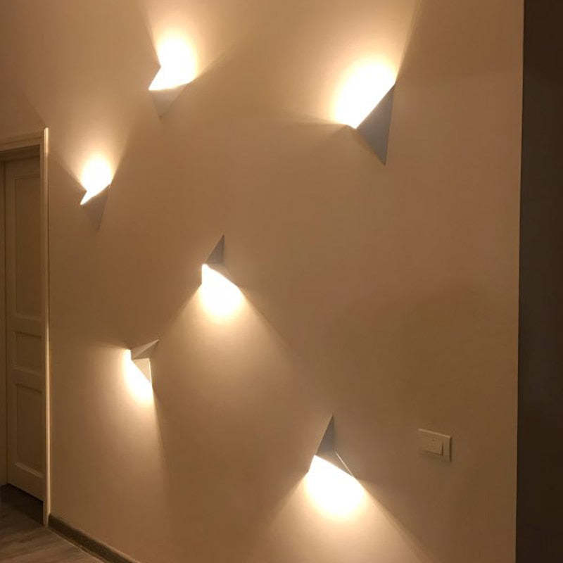 Lumina Moderne LED-Wandlampe – Dreieckiges Design für Wohnzimmer & Schlafzimmer