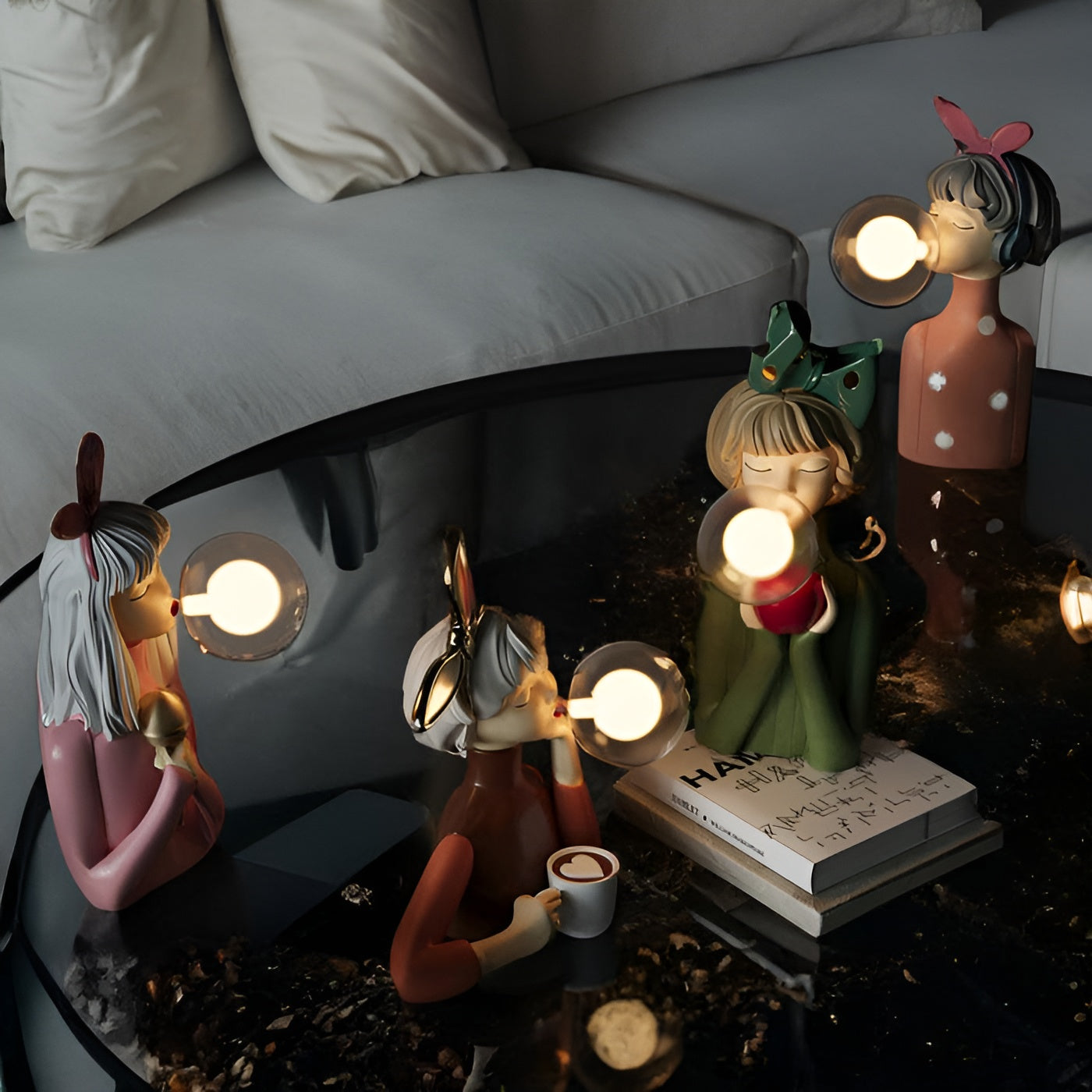 Tischlampe mit Cartoon Mädchen Statuen – Charmantes Quartett LED Dekorativ Für Kinderzimmer/Wohnzimmer