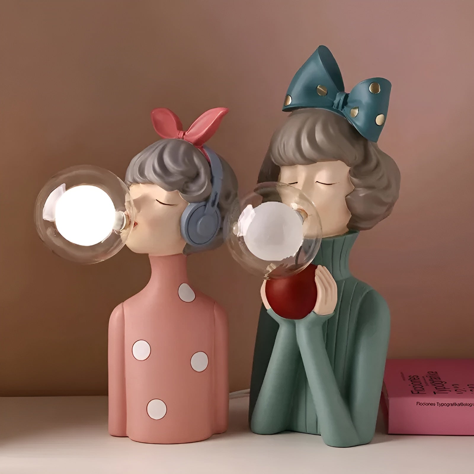 Tischlampe mit Cartoon Mädchen Statuen – Charmantes Quartett LED Dekorativ Für Kinderzimmer/Wohnzimmer